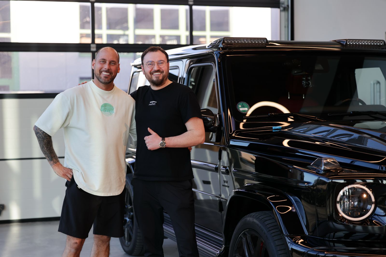 Team von Glanzwerk und Schawe Car Design vor einem Fahrzeug in der Werkstatt