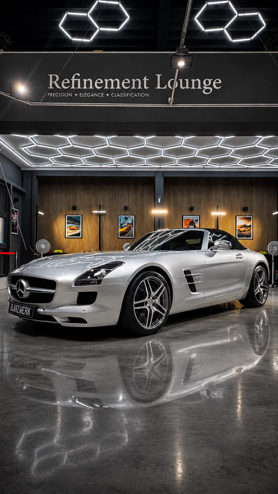 Silberner Mercedes-Benz SLS AMG Roadster im Glanzwerk Showroom.